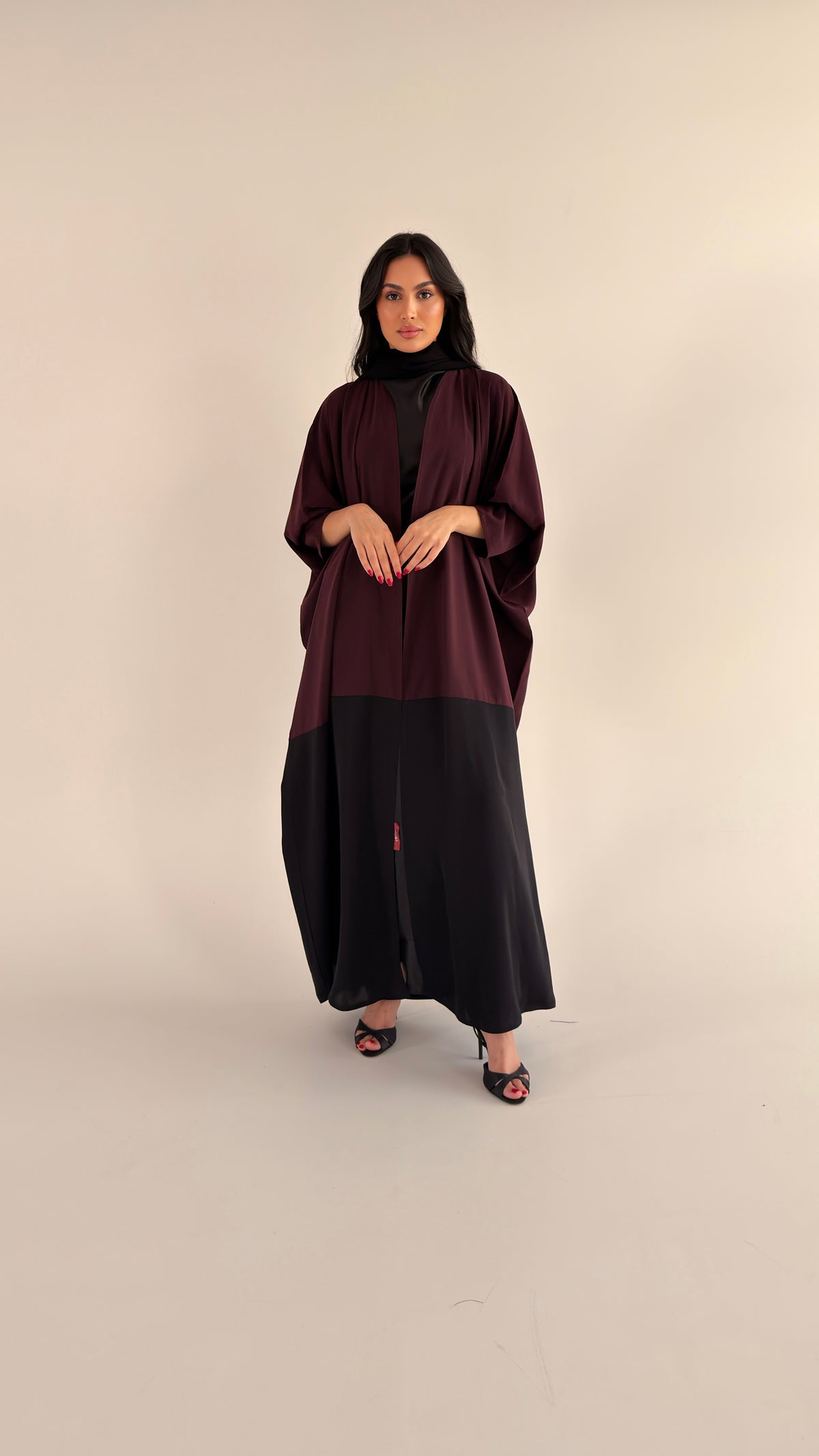 عباية نص بشت كريب كوري عنابي وأسود بتدخيلة من الخلف – موديل SH23 – صورة 2