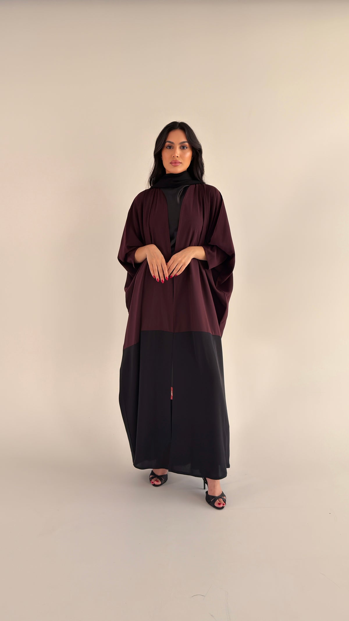 عباية نص بشت كريب كوري عنابي وأسود بتدخيلة من الخلف – موديل SH23 – صورة 3