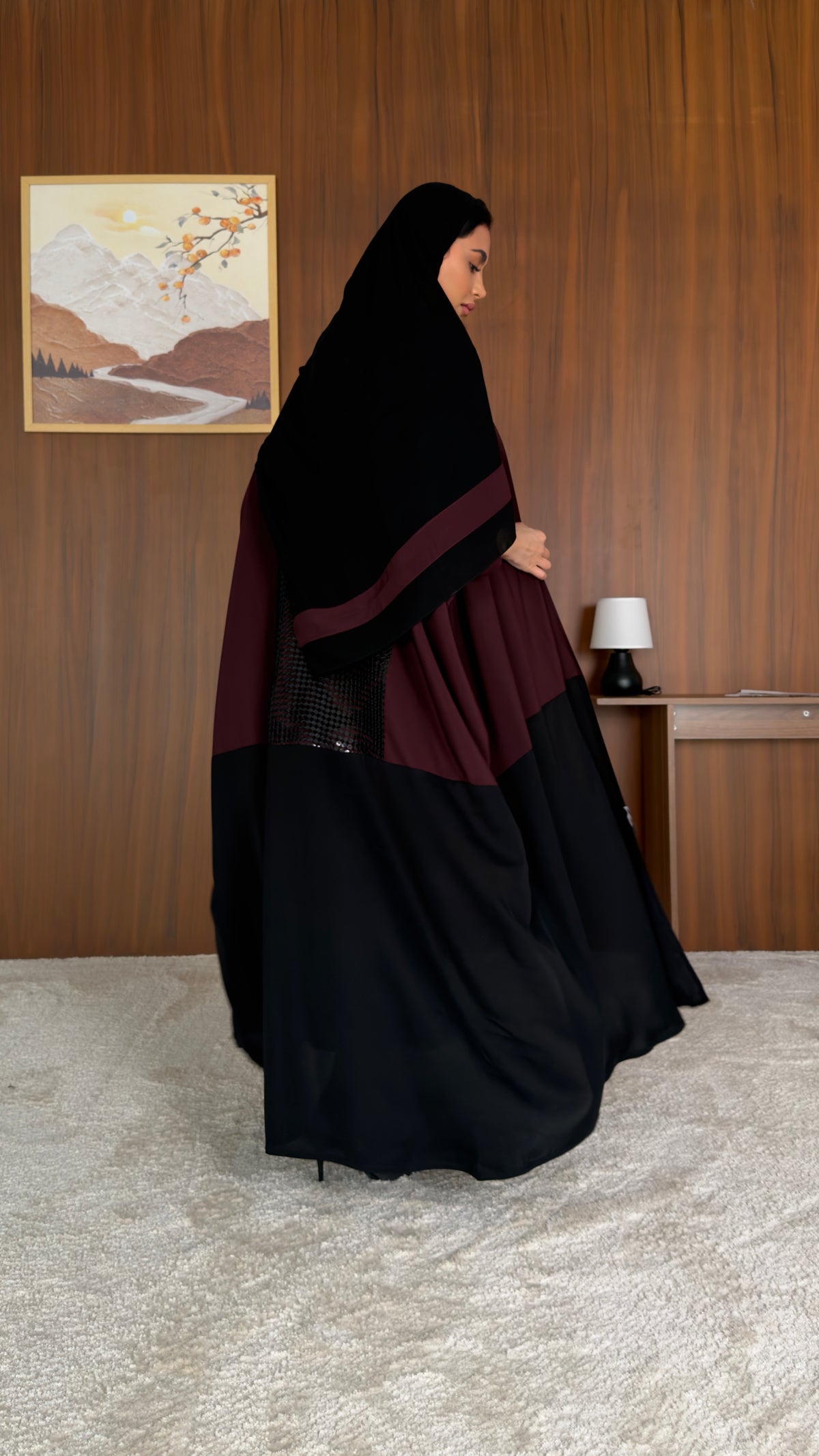 عباية نص بشت كريب كوري عنابي وأسود بتدخيلة من الخلف – موديل SH23 – صورة 8