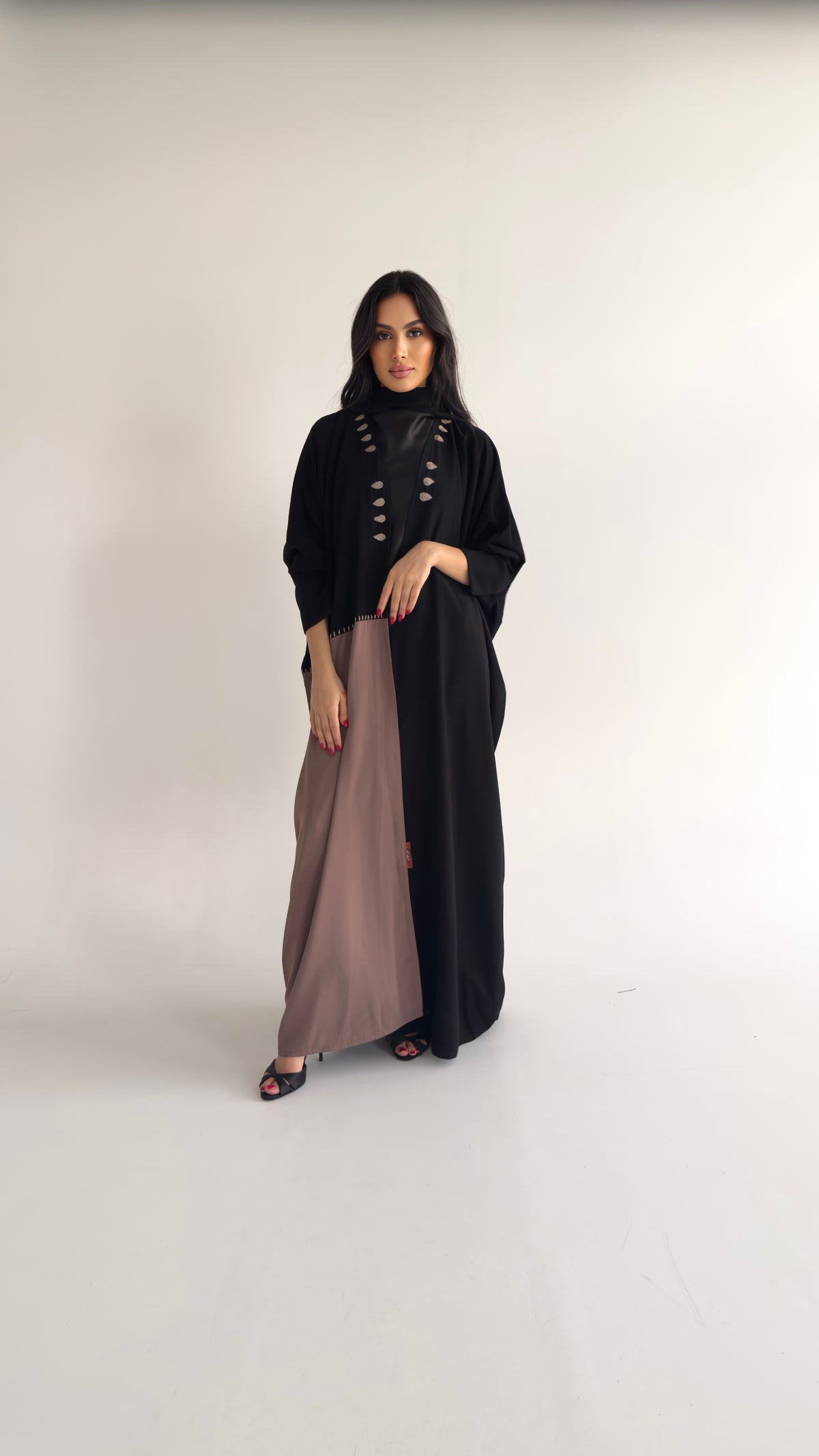 عباية نص بشت كريب ملكي كوري بتدخيلة وتطريز يدوي بيج – موديل SH22 – صورة 2