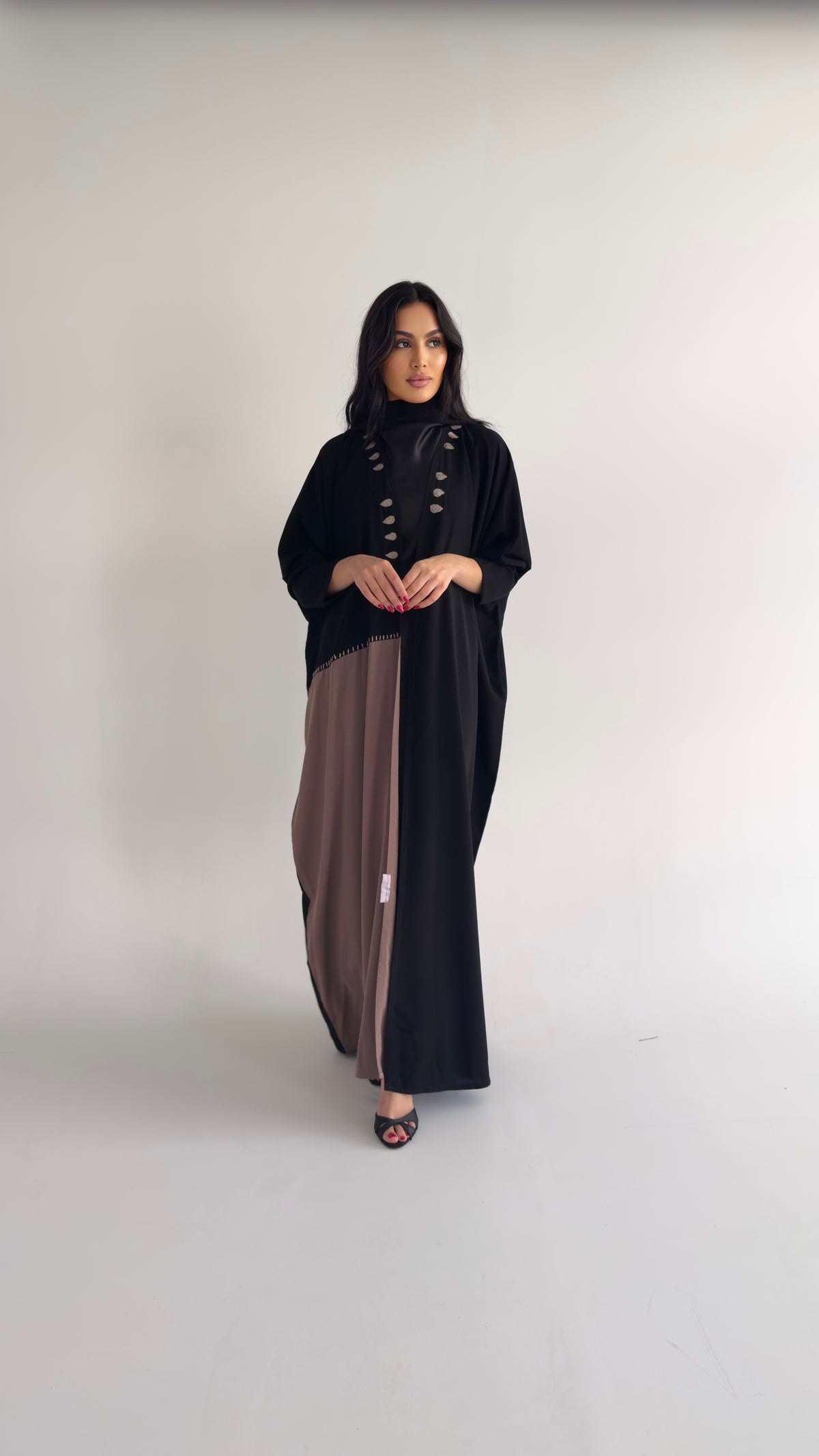 عباية نص بشت كريب ملكي كوري بتدخيلة وتطريز يدوي بيج – موديل SH22 – صورة 3