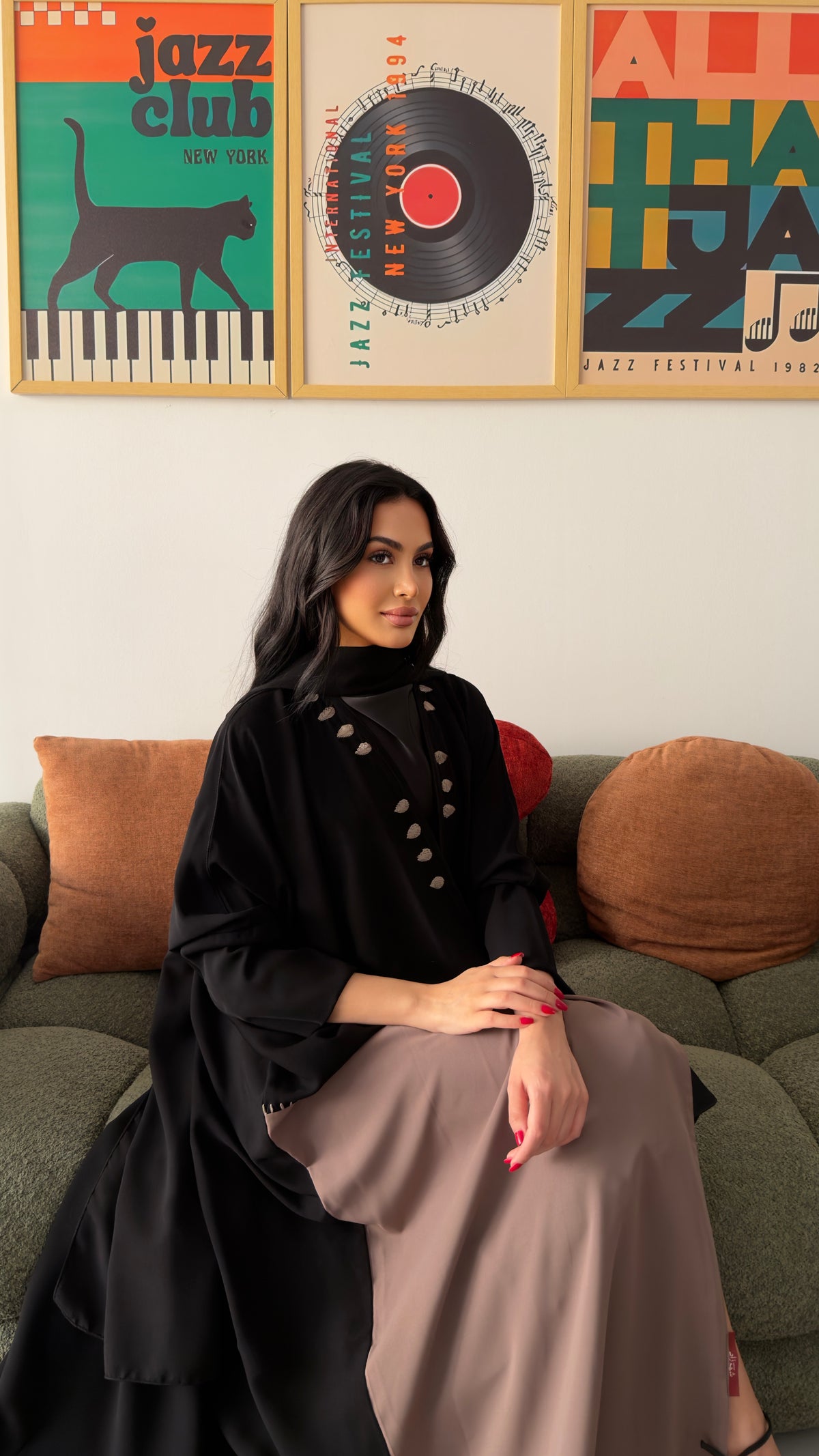 عباية نص بشت كريب ملكي كوري بتدخيلة وتطريز يدوي بيج – موديل SH22 – صورة 7