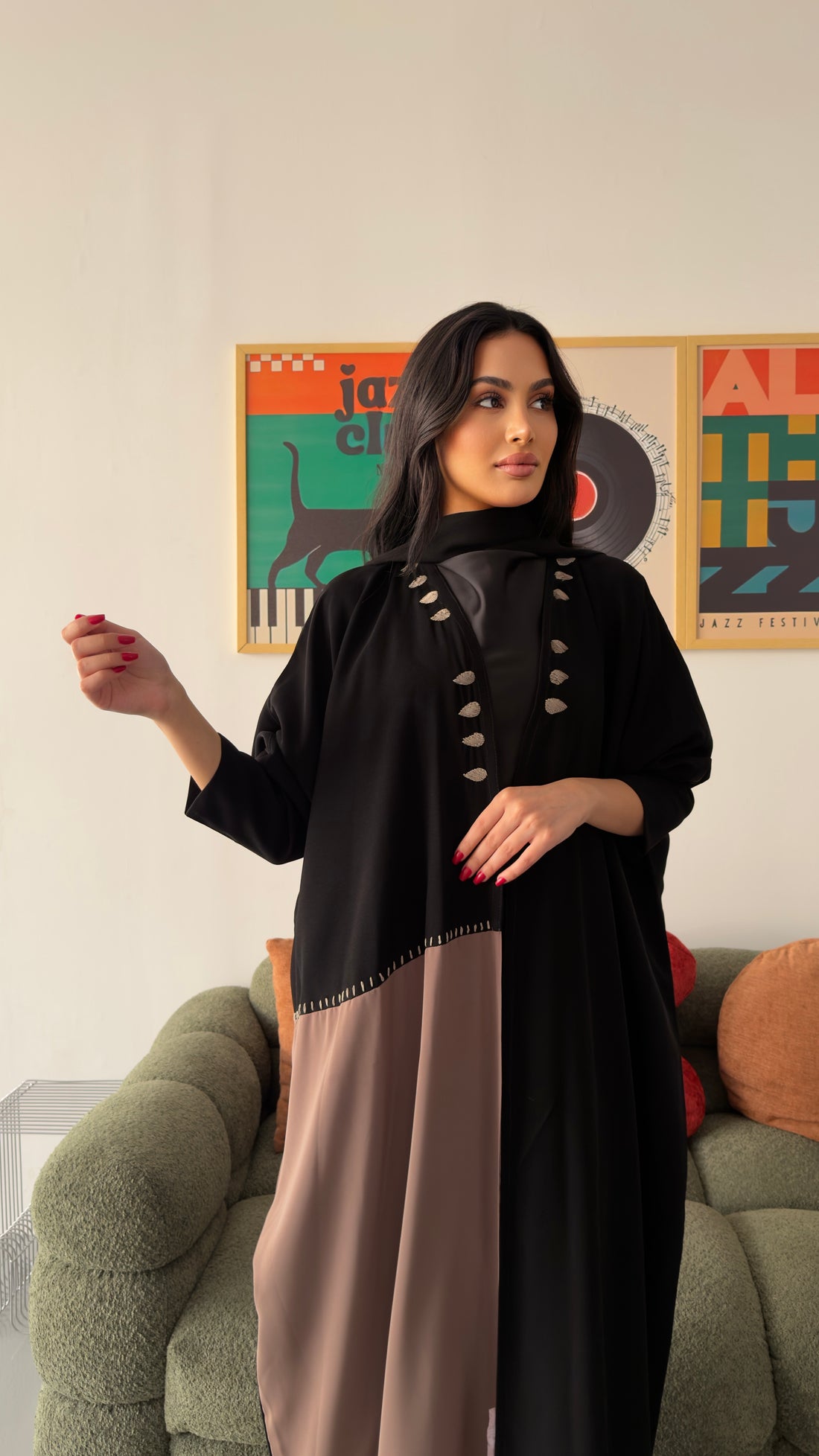 عباية نص بشت كريب ملكي كوري بتدخيلة وتطريز يدوي بيج – موديل SH22