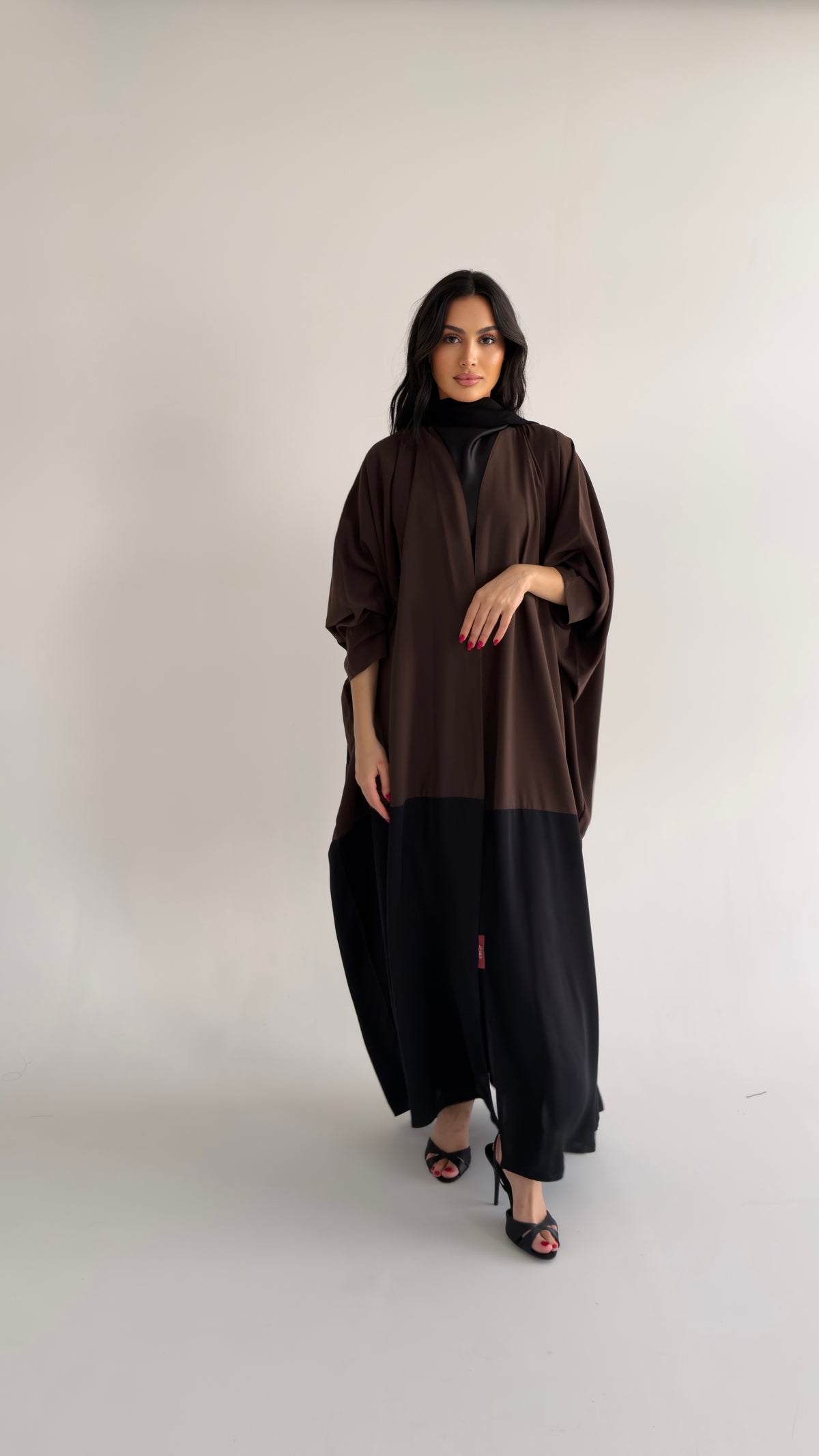 عباية نص بشت كريب كوري بني وأسود بتدخيلة من الخلف – موديل SH26 – صورة 2