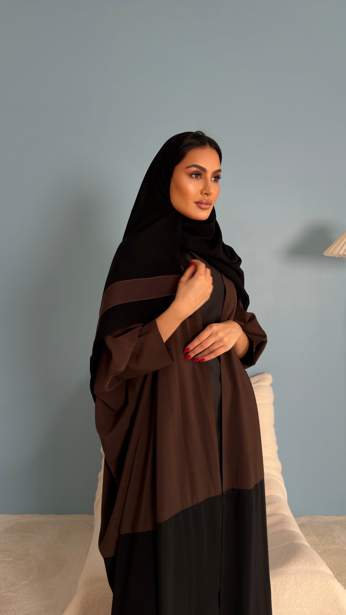 عباية نص بشت كريب كوري بني وأسود بتدخيلة من الخلف – موديل SH26 – صورة 10
