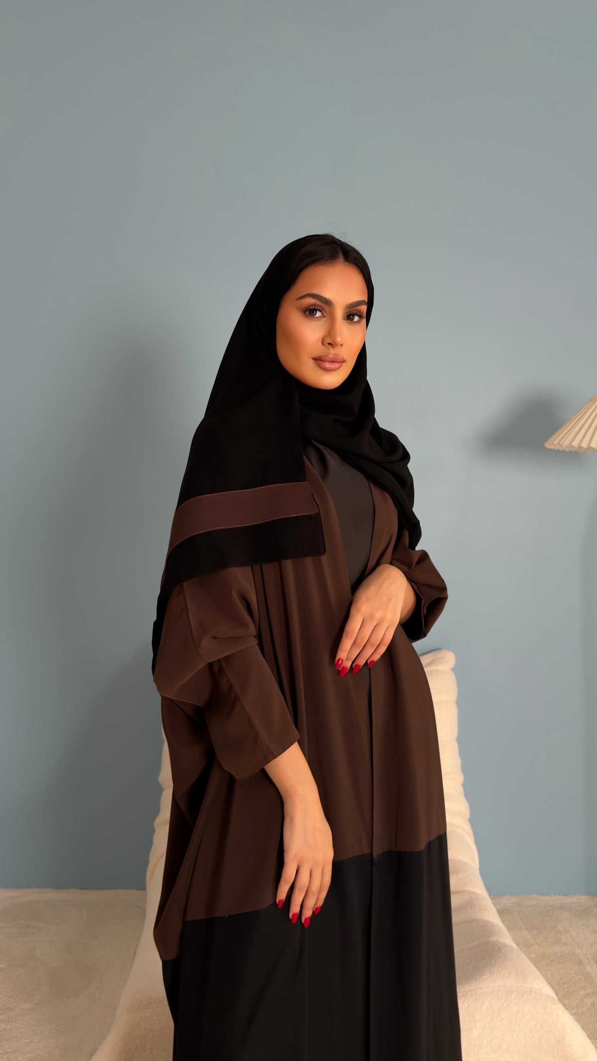 عباية نص بشت كريب كوري بني وأسود بتدخيلة من الخلف – موديل SH26 – صورة 11