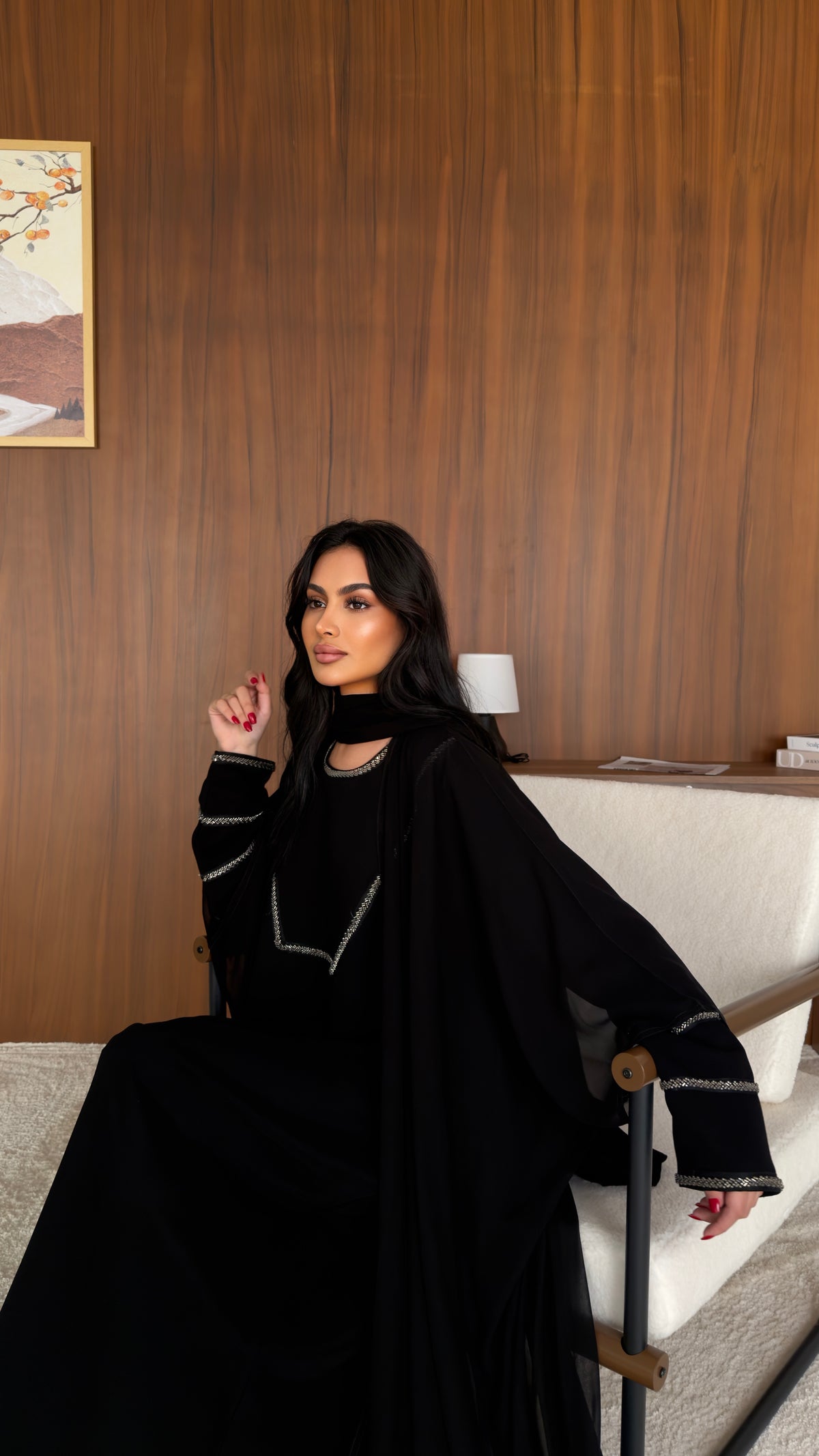 عباية نص بشت شيفون أسود بأكمام واسعة مع فستان بشك فضي، جلسة جانبية – SH32